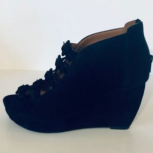 L’amourDesPieds Collection Black suede wedges.